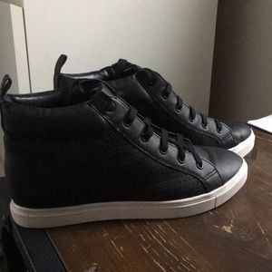 Steve Madden Hi Top shoes